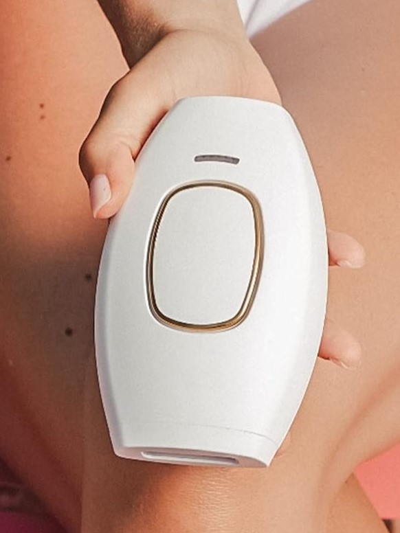 IPL skin treatment device for reducing unwanted hair growth on legs, arms, and bikini line